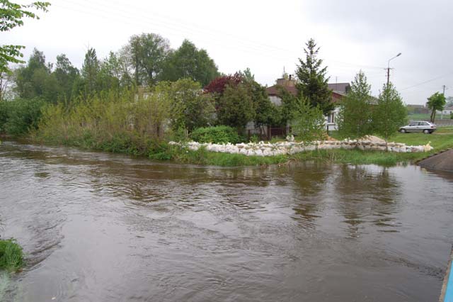 W powiecie nadal walczą z wodą