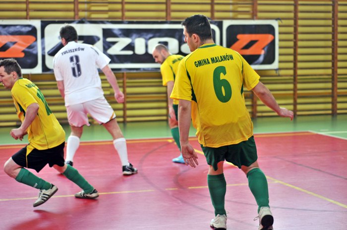 Z garniturów w trampki