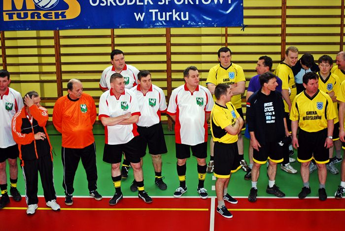 Z garniturów w trampki