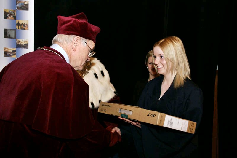 Laptop z kaliskiej uczelni dla uczennicy z Kaczek - Justyna Beczyńska odbiera gratulacje i nagrodę z rąk rektora PWSZ