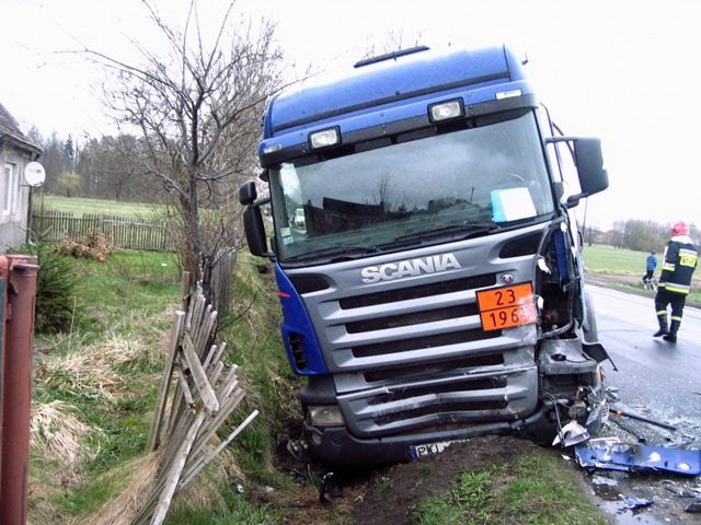 Wypadek tira w Grzymiszewie