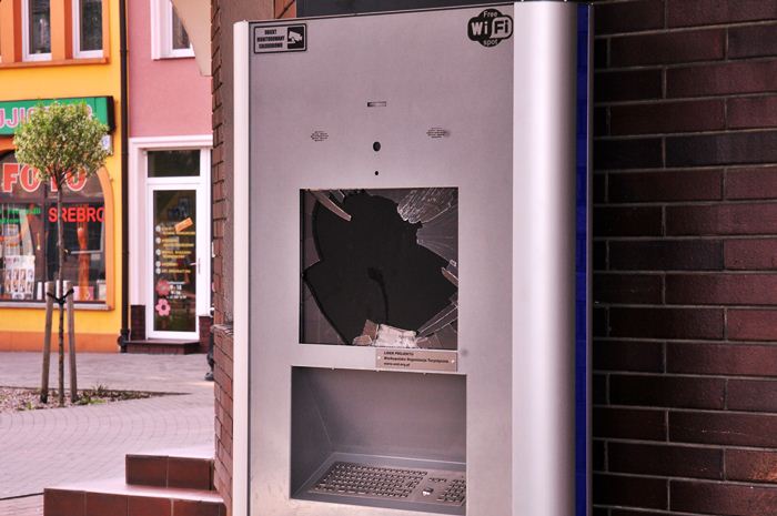 Zniszczony infokiosk