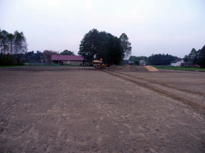 Inwestycje w Bibiannie - Boisko trawiaste podczas budowy