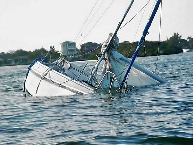 Wywrócony jacht w Przykonie - Źródło: sxc.hu/ Terri Heisele