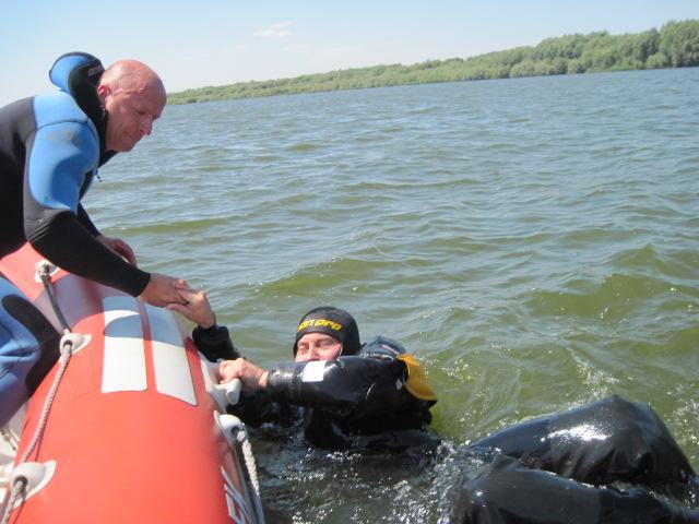 Strażacy przeciw falom - Źródło: www.straz.turek.pl