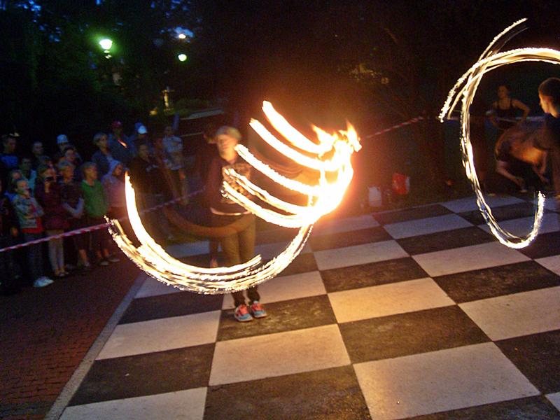 Ogień i akrobacje przy MDK - Źródło: MDK w Turku