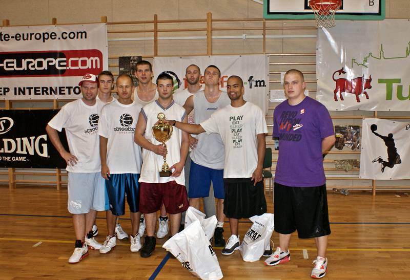 Mistrzowie streetballa/Rozmowa z zespołem Niebo Jest Boiskiem