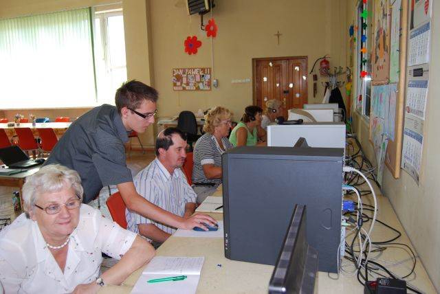 Kurs komputerowy dla Seniorów z Promyka - Źródło: www.mops.turek.pl