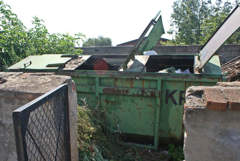 Letnie cmentarne (nie)porządki - Kontener usytuowany za murkiem straszy wyglądem i zapachem.