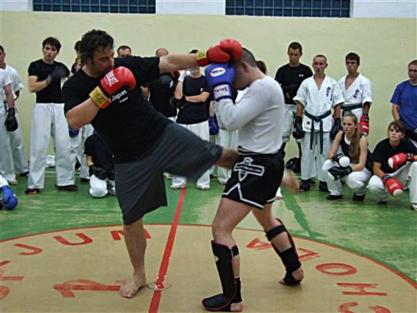 Karatecy trenowali z Mistrzem - Źródło: www.karate.turek.net.pl