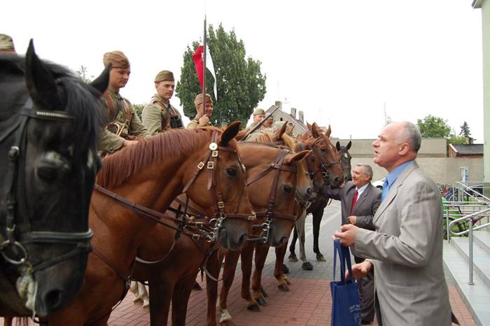 Ułani zastukali w okienko Prezydium - Źródło: www.powiat.turek.pl