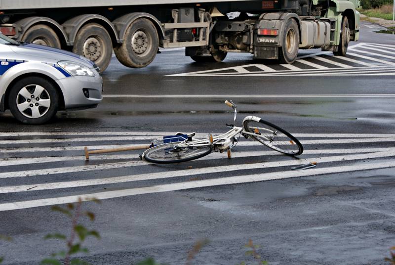 Wjechał rowerem pod auto