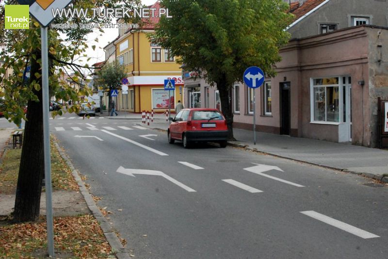 Jak parkować na Kaliskiej? - Fiat Punto parkuje niezgodnie z przepisami