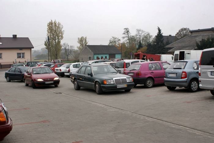 Władysławów: Parking przy cmentarzu już gotowy - Źródło: www.wladyslawow.pl