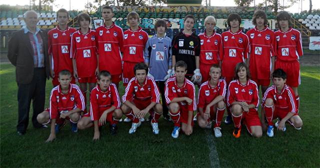 Niepokonani Trampkarze Starsi Tura - Źródło: www.mksturturek.pl