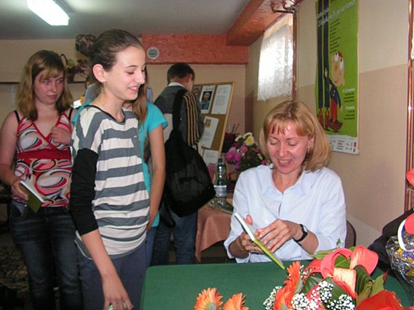 Ewa Nowak w brudzewskiej bibliotece