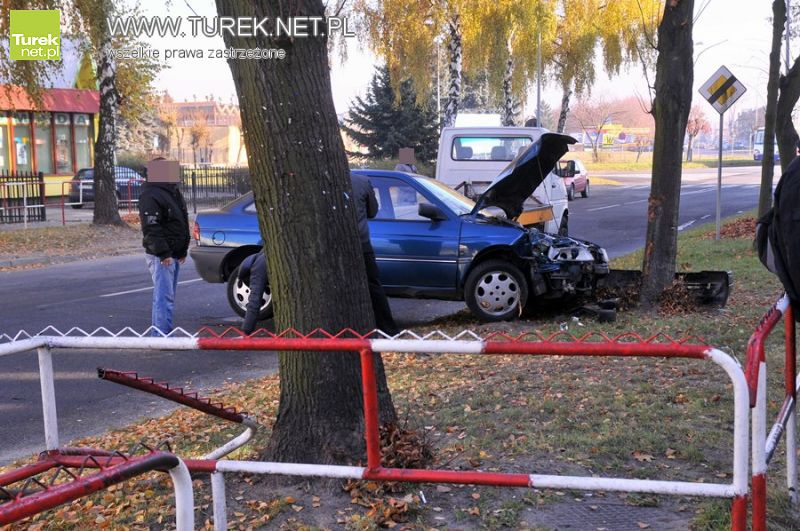 Rąbnął w drzewo przy ZST