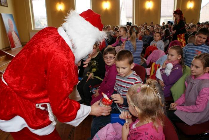 Władysławów: Pierwsze spotkanie z Mikołajem - Źródło: www.wladyslawow.pl