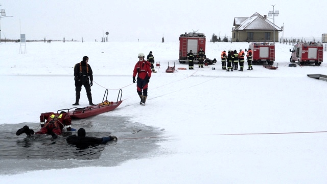 Strażackie ćwiczenia na lodzie - Źródło: KP PSP w Turku / www.straz.turek.pl