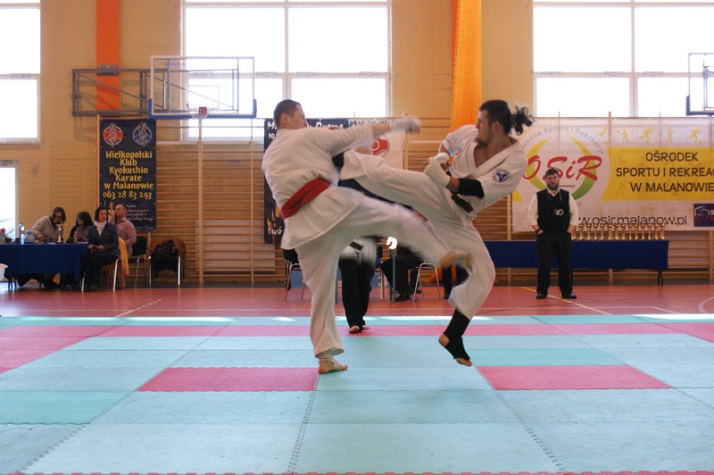 Walczyli na matach podczas Mistrzostw Polski Zachodniej Kyokushin Karate