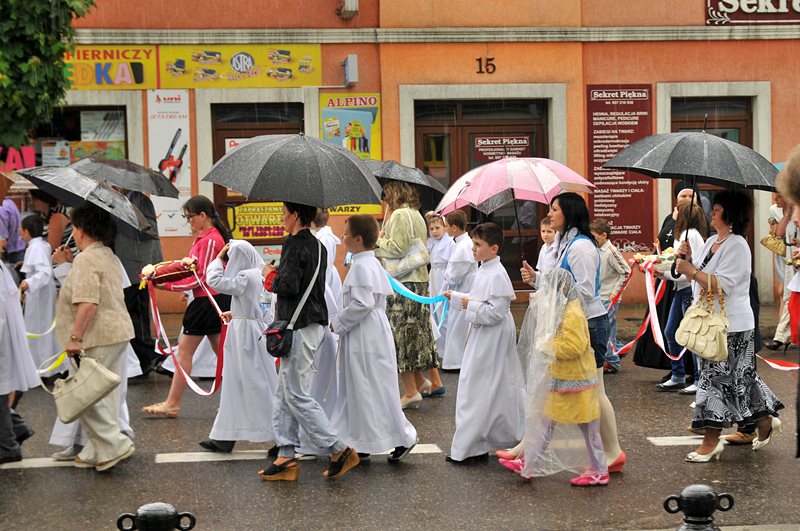 Deszcz i grad przerwały procesję