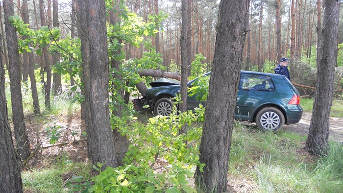 Pożyczyła auto i rozbiła je po pijaku - Źródło: Komenda Powiatowa Państwowej Straży Pożarnej w Turku