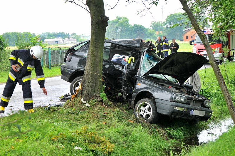 Tragedia w Dobrej. Golf zatrzymał się na drzewie