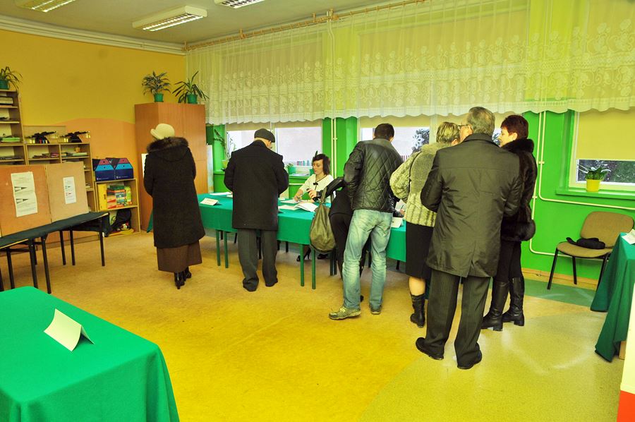 Radni zostają, bo 316 osób nie poszło do urn - foto: M. Derucki