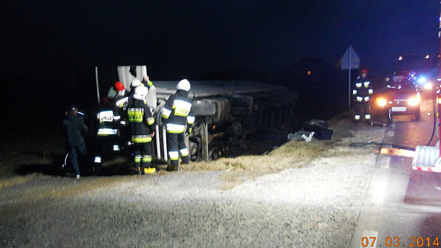 Cisew: Scania wylądowała w rowie - Foto: PSP Turek