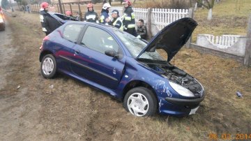 Peugeot zjechał z drogi i uderzył w płot - Foto: PSP Turek