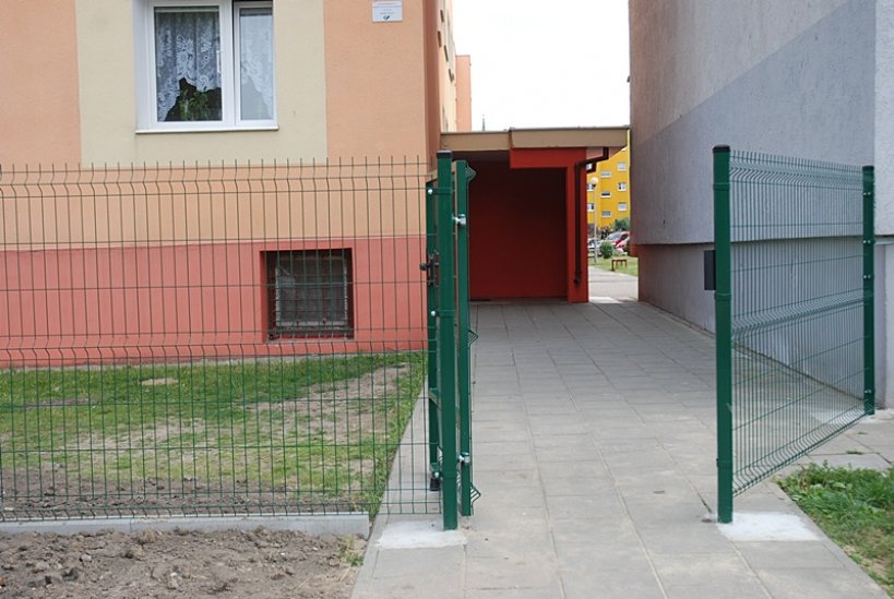Bloki przy ul. Milewskiego odgradzają się od palaczy z technikum - Foto: ma
