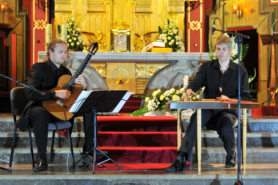 Cymbały i gitara w kościelnych murach - foto: M. Derucki