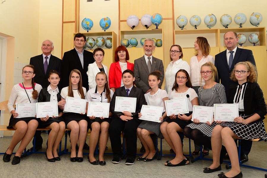 Kawęczyn: Senator wręczył stypendia najzdolniejszym - foto: M. Jarek