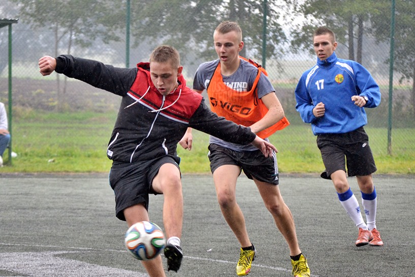 Futbolowy Dzień Chłopaka w Kaczkach. Padały gole, padał i deszcz - foto: Arkadiusz Wszędybył