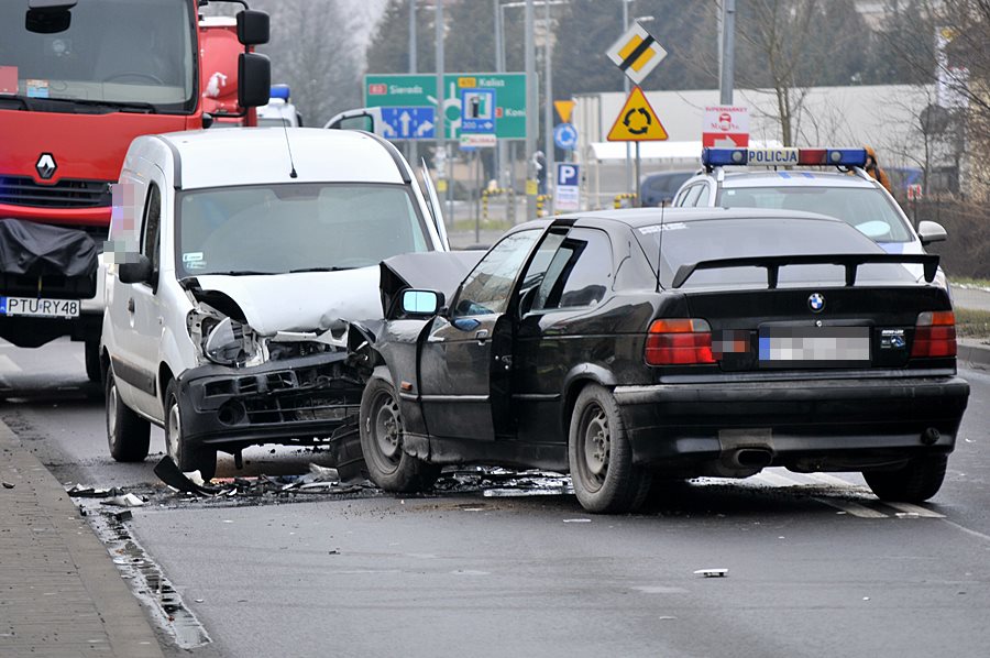 Wideo: Zderzenie BMW i Renault koło ronda Dmowskiego
