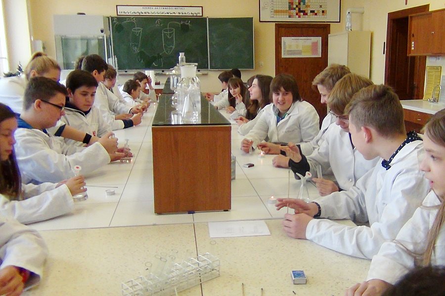 Uczniowie G1 na zajęciach doświadczalnych z chemii i fizyki w I LO