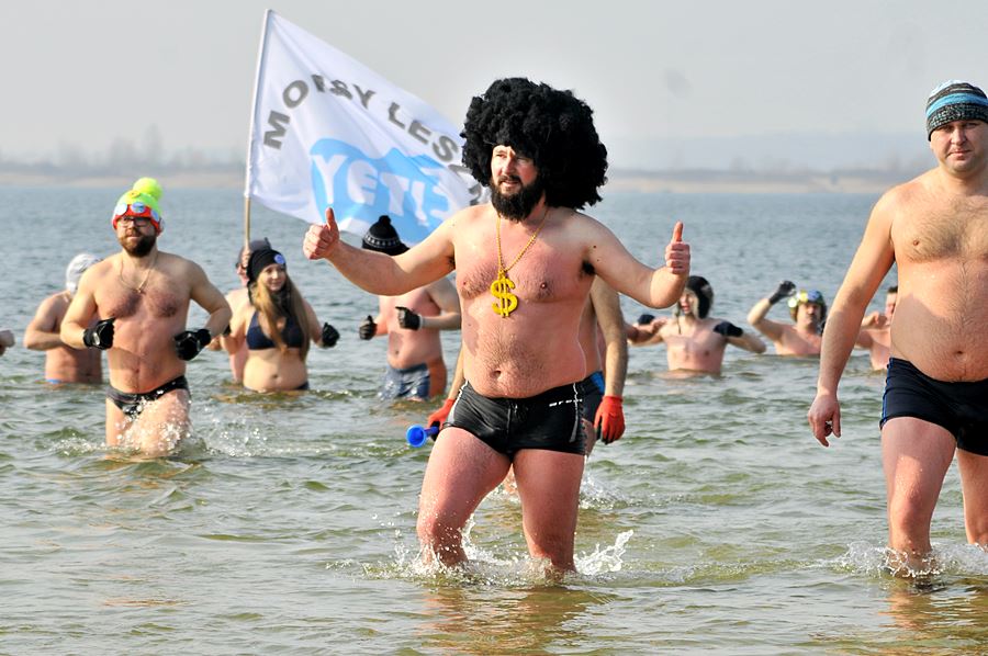 Biegi bez koszulek i kąpiel w zimnej wodzie, czyli Inwazja Morsów 2015