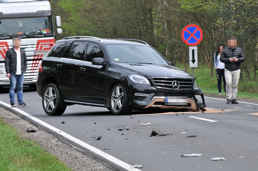 Wideo: Mercedesowi urwało koło, Skoda utknęła w rowie
