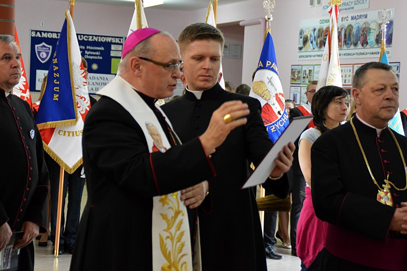 Malanów: Biskup uświetnił nadanie Gimnazjum imienia Jana Pawła II  - foto: Arkadiusz Wszędybył