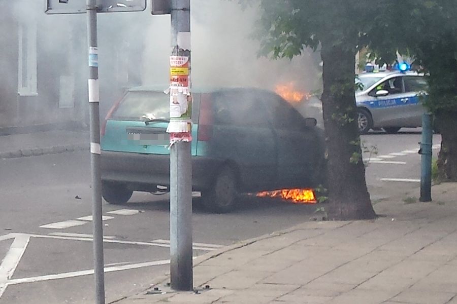 Wideo: Fiat spłonął na Szerokiej - foto: nadesłane przez Czytelnika