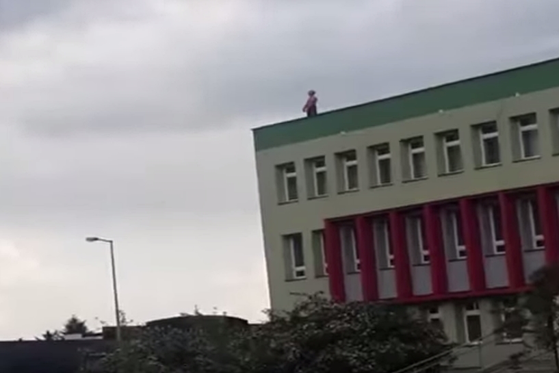 Wideo: Biegał pijany i półnagi po dachu Sądu 