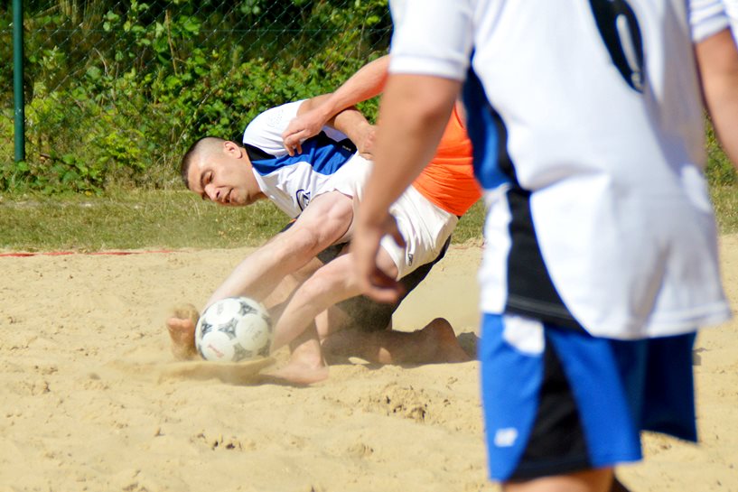 Gole, przewrotki i piach czyli beach soccer w Grąbkowie - foto: A. Wszędybył