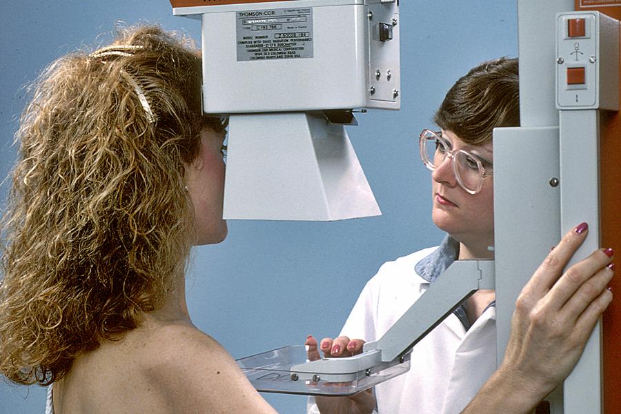 Bezpłatne badania mammograficzne - foto: Wikipedia / Bill Branson