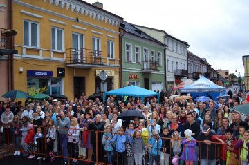 Sztuka na ulicy pod ciemnymi chmurami
