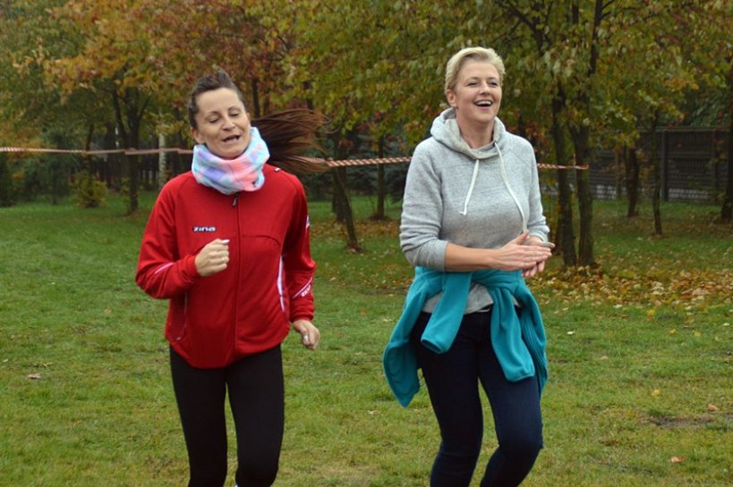Biegli przez Grzymiszew, czerpiąc radość ze sportu - W biegu głównym uczestniczyła też dyrektor Gim. w Grzymiszewie