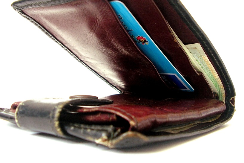 Zabrali portfel wypchany pieniędzmi - foto: freeimages.com / Mateusz Kapciak 