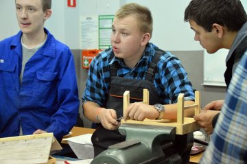 Przyszli stolarze rywalizowali w ZST. Najlepszy karmnik zrobili Paweł i Przemek - foto: Arkadiusz Wszędybył