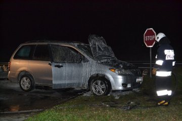 Straż gasiła płonące auto