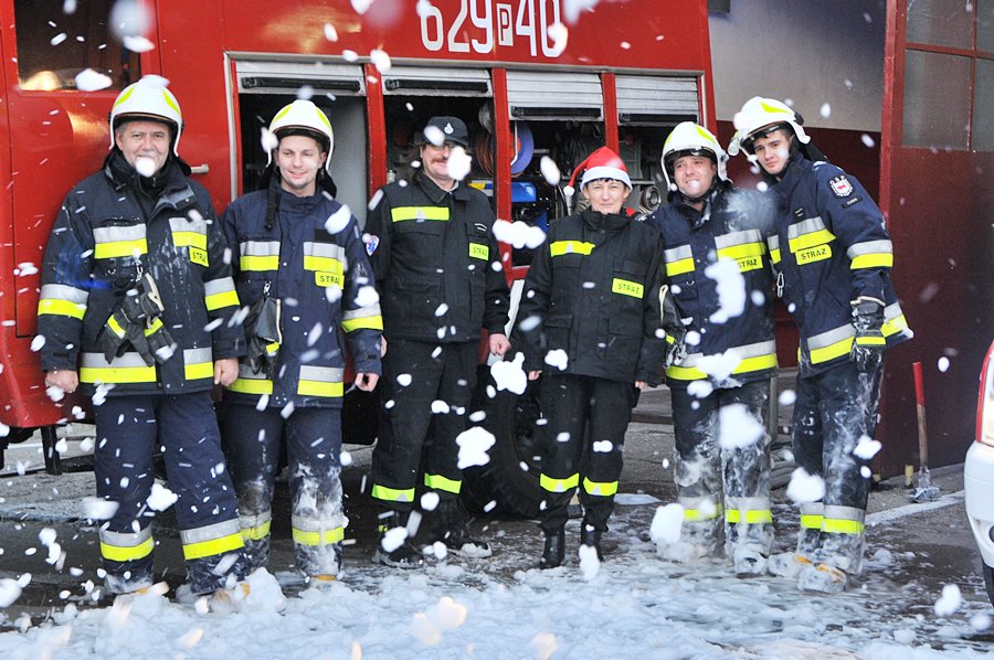 OSP Turek życzy bezpiecznych świąt! Bez śniegu też może być radośnie! - foto: M. Derucki