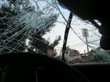 Rzechta: Renault Megane uderzyło w drzewo